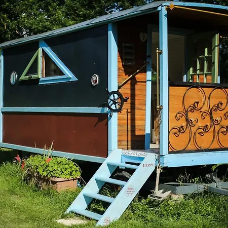 אתר קמפינג La Pangee Roulottes Hebergements Insolites Lansac (Gironde)