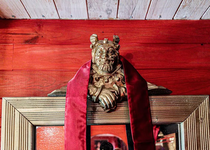 Kemping La Pangee Roulottes Hebergements Insolites Lansac