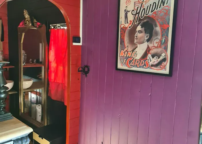 La Pangee Roulottes Hebergements Insolites Kemping